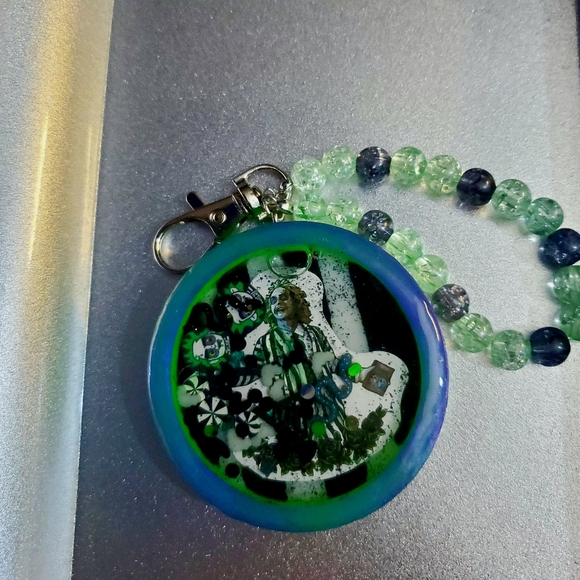 Beetle juice keychain /bagclip shaker resin art - Picture 1 of 2